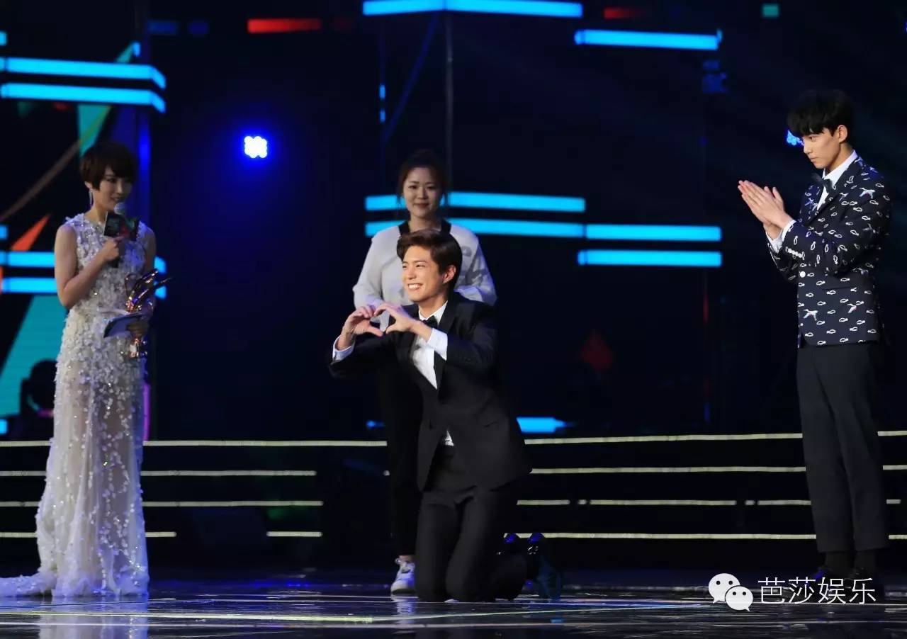 张艺兴白鹿同台领奖,张艺兴王一博领奖