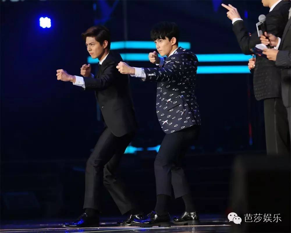 张艺兴白鹿同台领奖,张艺兴王一博领奖