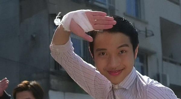 还记得＂功夫＂里的股沟男吗？没想到他的真实身分竟如此惊人！