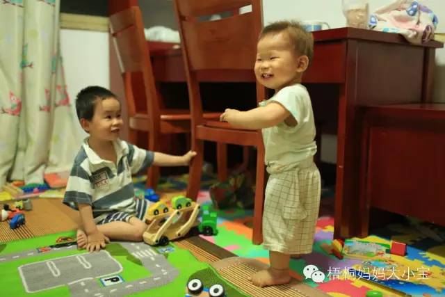 宝宝学走路用学步带还是学步车,宝宝学走路时用学步车还是学步带