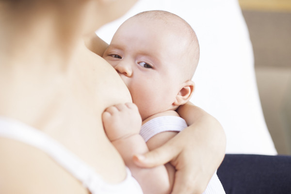 宝妈的奶堵成硬块怎么办,宝妈的奶结块越来越多