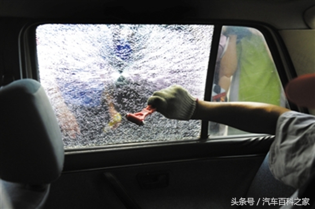 汽车双层玻璃安全锤能敲碎吗,安全锤可以敲碎轿车的玻璃