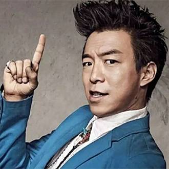 把别人当傻子其实别人已看穿,在你眼中别人都是傻子歌名