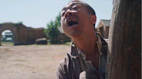 把别人当傻子其实别人已看穿,在你眼中别人都是傻子歌名