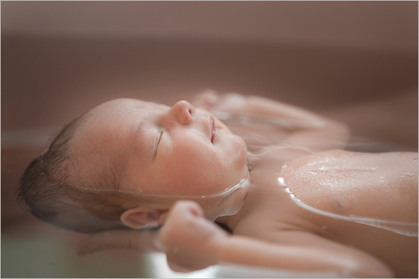 自然分娩过程羊水会不会自然破,自然分娩为什么会见红