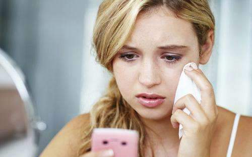 玩手机会变丑是真的吗,熬夜玩手机真的会变丑吗