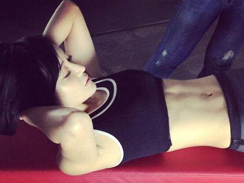 Angelababy晒马甲线，马甲线女星赵丽颖，袁姗姗，最美的却是她