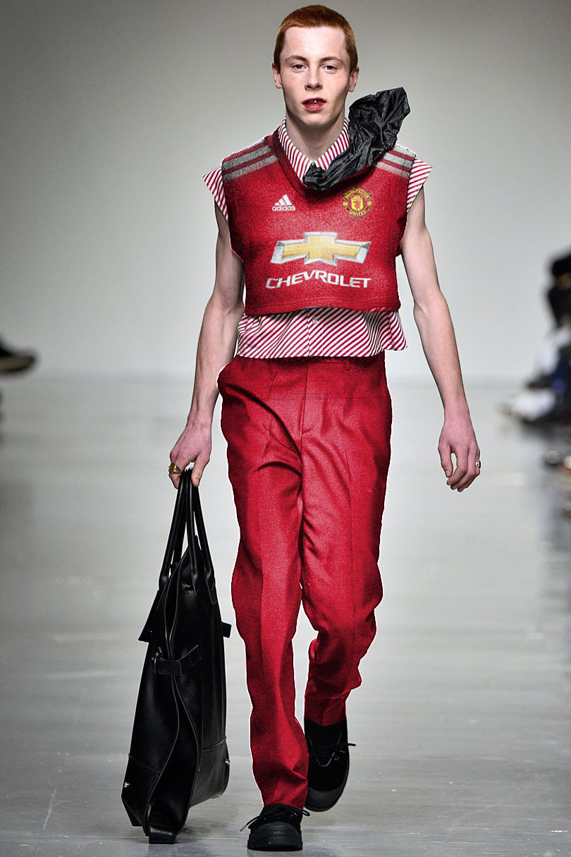 我们一不小心把这些足球队服改造成了时装周爆款……