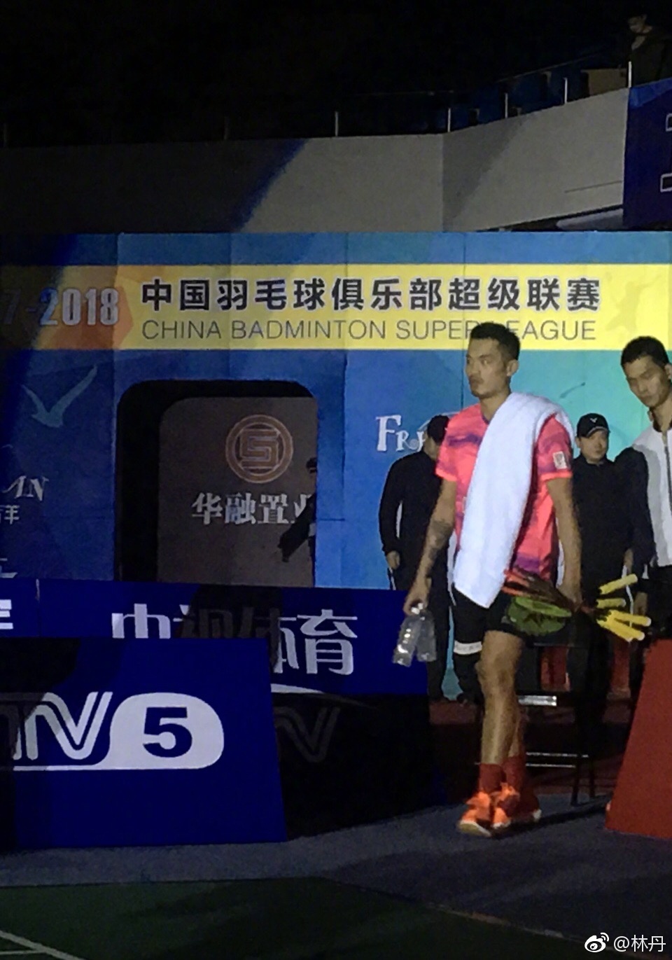 林丹复出羽超视频,林丹拎拍子