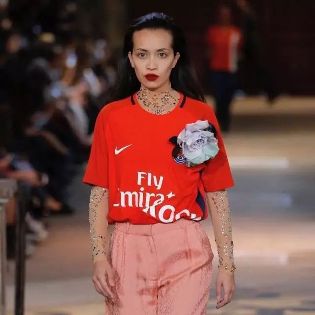 我们一不小心把这些足球队服改造成了时装周爆款……