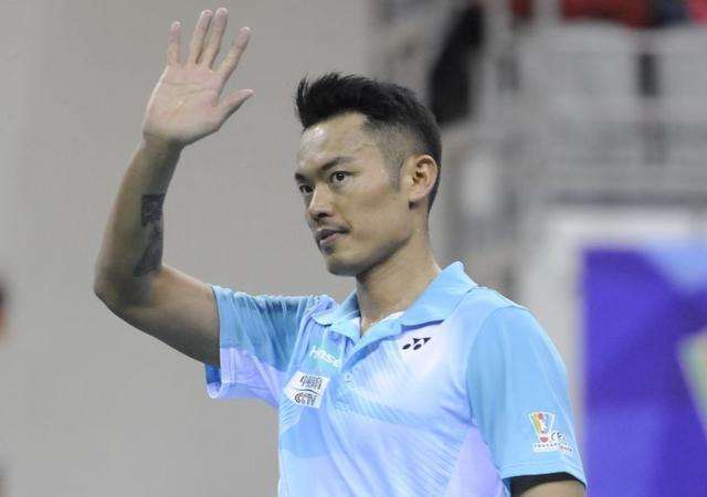 林丹复出羽超视频,林丹拎拍子