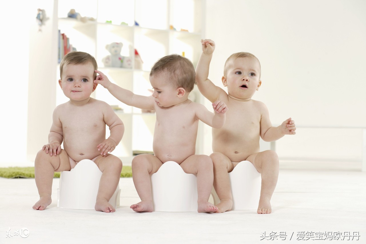 宝宝学翻身大人怎么帮助,宝宝学翻身妈妈示范