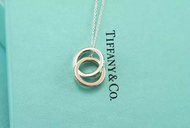 圣诞节送女友什么礼物才会显得不落俗套，看起来实用又有品味？！