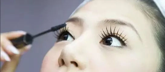 睫毛膏的正确卸妆方法流程,睫毛膏卸妆液小妙招怎么用