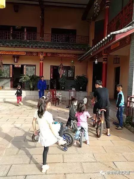 带孩子丽江自驾游,宝妈开着车带熊孩子兜风文案