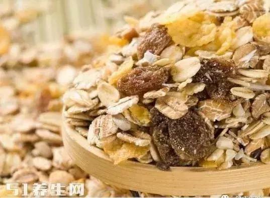 手指指甲扁平凹陷是什么原因,指甲有竖纹凹陷是什么原因