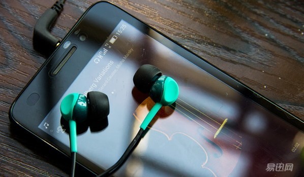 300元左右入耳式耳机推荐,300元蓝牙耳机和100元有线耳机