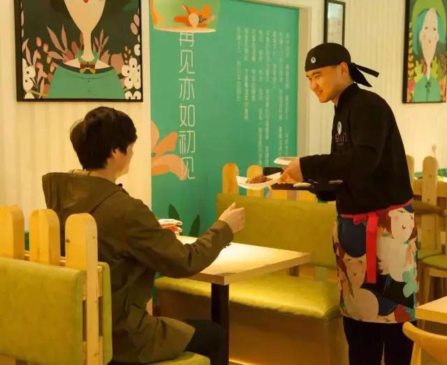 她卖了所有家产，花400万做了一家面馆，洗碗阿姨都有股份