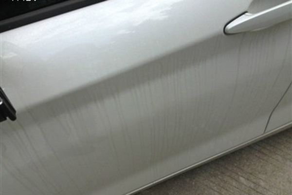 新车车漆变黑了怎么办,汽车车漆发黑是怎么回事