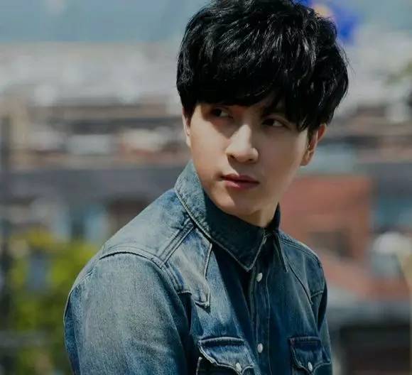 薛之谦丨一个“四线歌手”如何成为“网络最红段子手”？