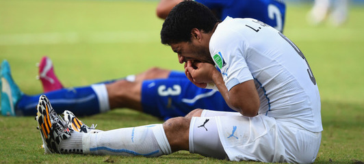 GIF-幸运女神的微笑！躺着也能进球！