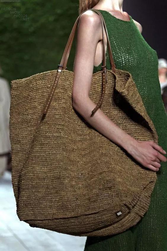 我跟与倪妮做邻居的姐姐聊了聊,她买菜时都背什么包