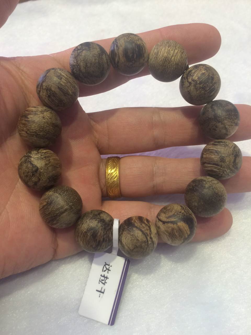沉香手串价格一般是多少,深度解析沉香手串的价格及风险