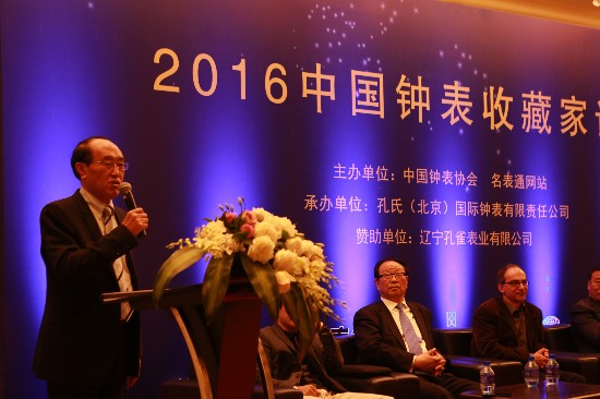 钟表收藏家展示自己的藏品,中国民间古董钟表收藏家