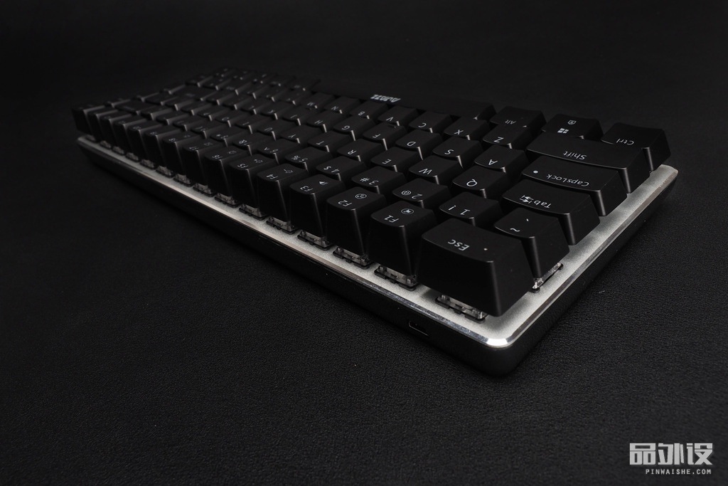 黑爵极客ak33怎么连接电脑,极氪黑爵背光键盘ak33怎么开灯