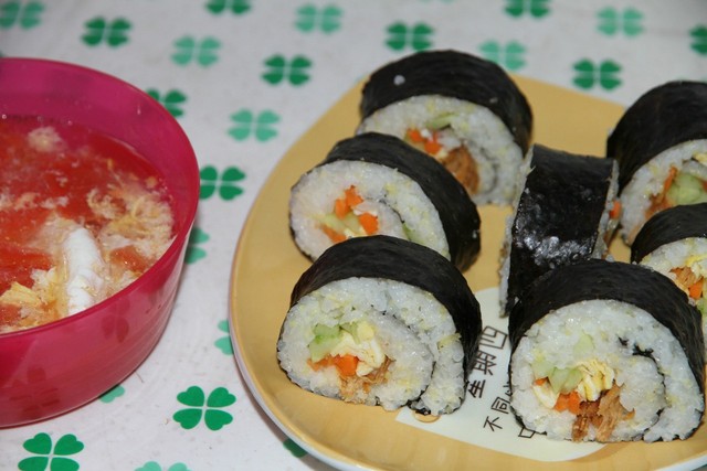 家里自己做紫菜包饭,给老妈做个她最爱吃的紫菜包饭