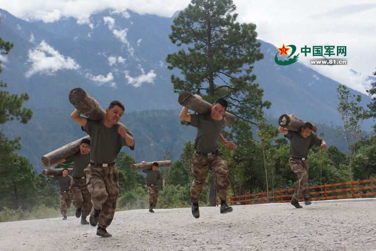 跟着奥运冠军的教练练体能,官兵们看过来!