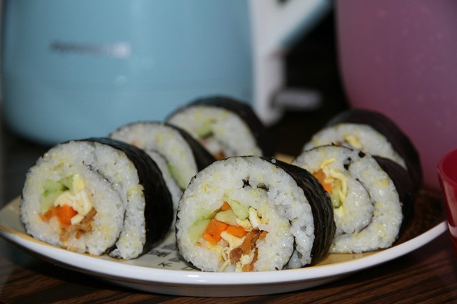 家里自己做紫菜包饭,给老妈做个她最爱吃的紫菜包饭