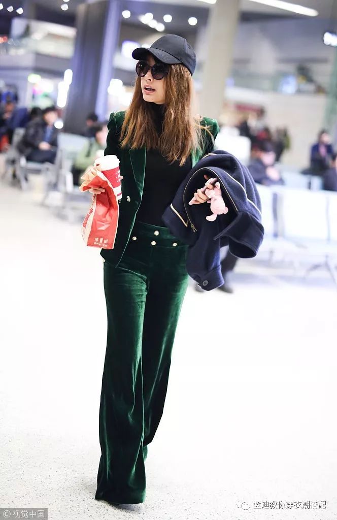 明星*服私**｜李宇春王丽坤吴昕机场*服私**，活动*服私**搭配