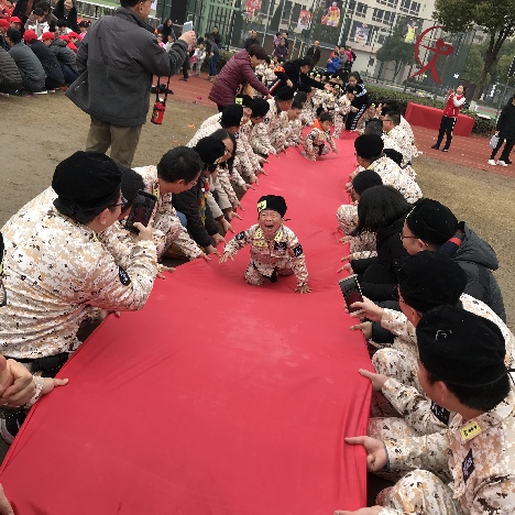 亲子运动会家长摔倒一大片,幼儿园搞运动会家长猝死