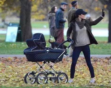 一手婴儿车，一*狗手**，这样的老公什么时候才有？