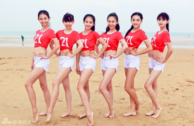 大学啦啦队选拔靠“偶遇”短裙长腿一字马是标配