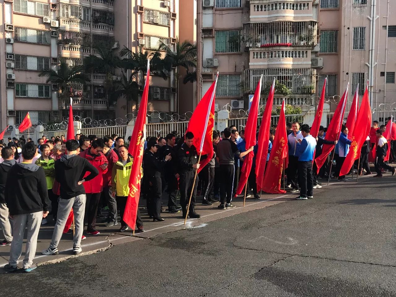 全城沸腾,全城火热人山人海