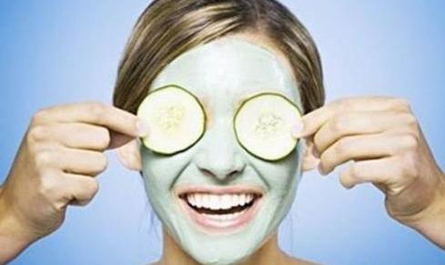 小仙女自己敷面膜,用维生素c自制美白淡斑面膜