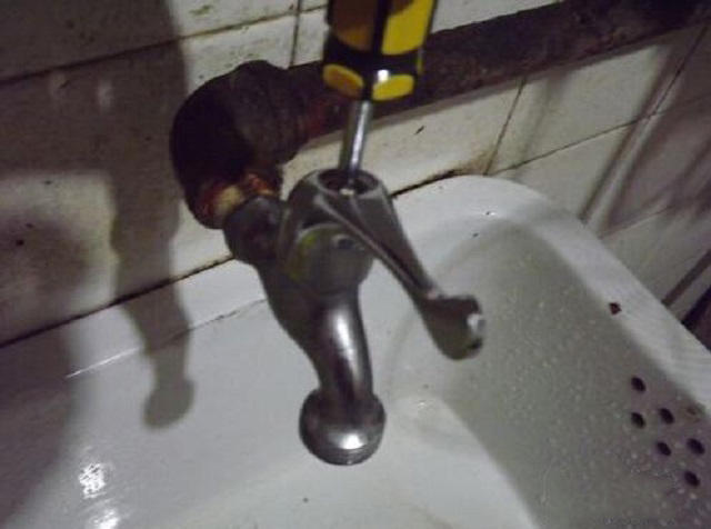 美的净水器小水龙头滴水维修视频,洗澡间水龙头开关滴水维修方法