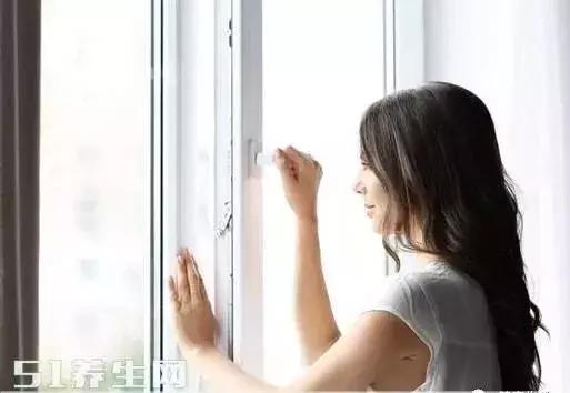 手指指甲扁平凹陷是什么原因,指甲有竖纹凹陷是什么原因