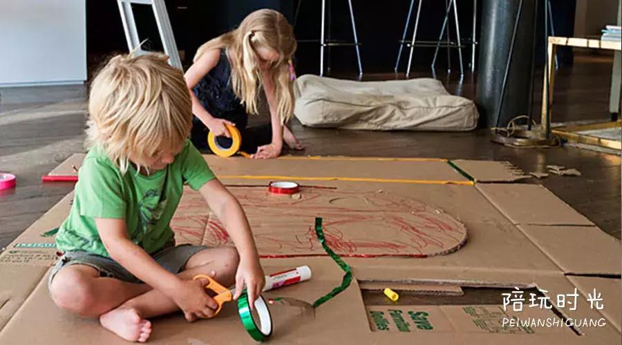 用纸箱搭建梦幻城堡,箱子做一个房子给孩子玩