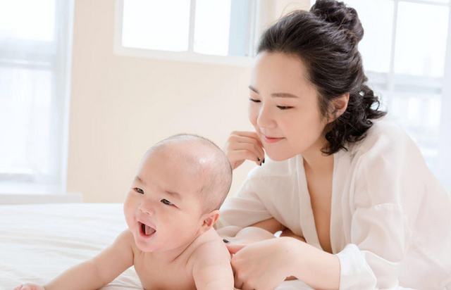 宝宝只吃一边怎么办啊,宝宝只吃一边母乳怎么办