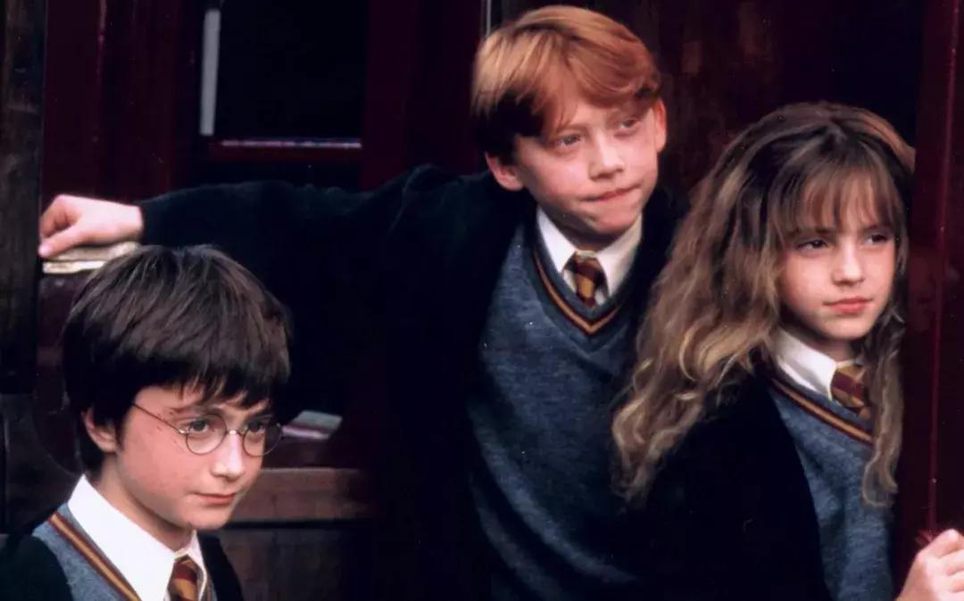 魔法学院的校服长什么样,魔法学院的校服推荐