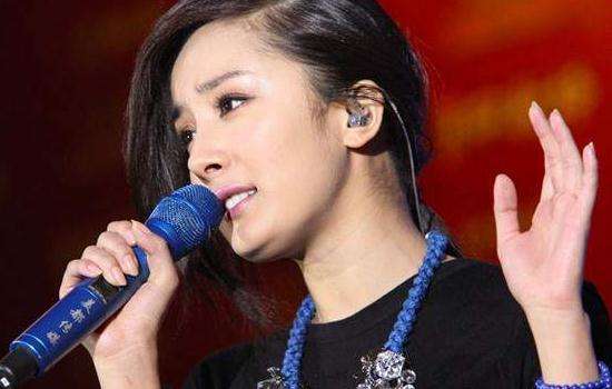 angelababy跨年歌曲跑调,angelababy杨幂晚会