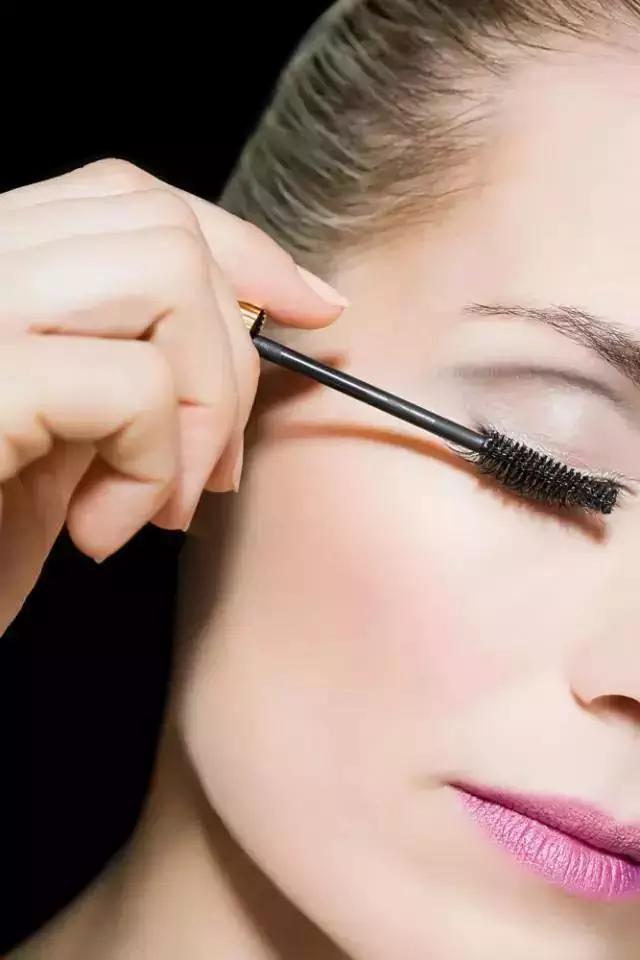 睫毛膏正确刷法视频,新手刷睫毛膏的正确方法
