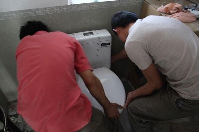 安装马桶正确的方法,安装马桶需要自己准备几个角阀