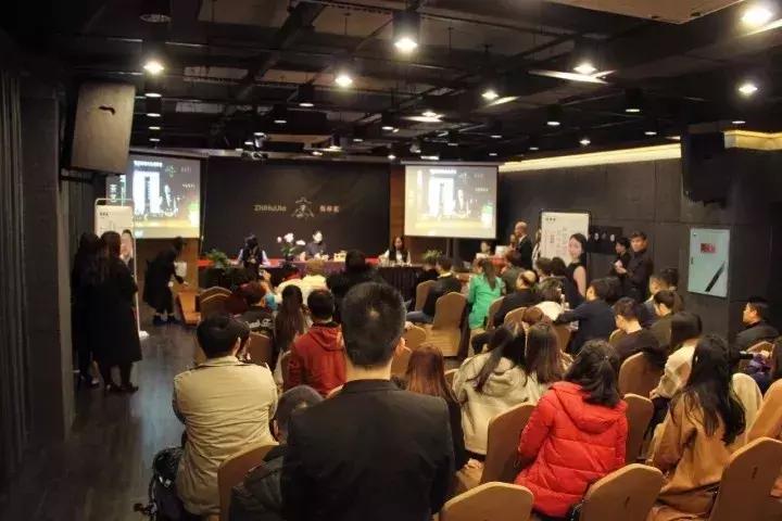 未来我们一起携手前行英文,我们携手一同前行