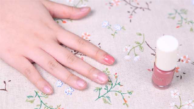 抹指甲油有什么用,油性指甲油和水性指甲油怎么卸掉