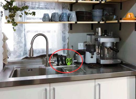 洗碗槽里面有个洞防止水太多,洗碗水槽破洞了怎么修复