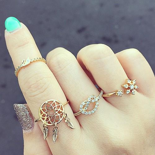 戒指戴在哪个手指最合适女生,戒指的戴法和意义十个手指女生